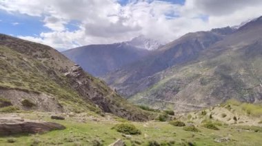 Hindistan 'ın Himachal Lahaul Vadisi' nde bulutlar hareket ediyor ve manzara güzelleşiyor.