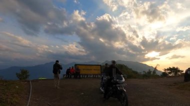 Hindistan-Burma sınırında gün batımının zamanlaması Longwa, Nagaland