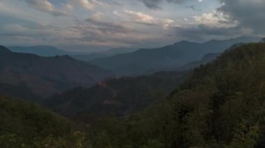 Dağlarda günbatımının panoramik görüntüsü