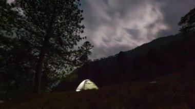Arunachal 'da bulutlu bir gecede kamp yapma zamanı.