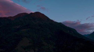 Arunachal 'da gün doğumunda gün ışığının dağdaki zamanı