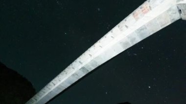 Arunachal 'daki köprünün altından Yıldızlı Gece Gökyüzü manzarası