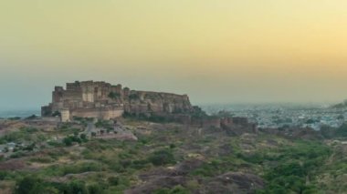 Mehrangarh Kalesi 'nin Jodhpur, Rajasthan, Hindistan' daki Gündüzden Geceye Zaman Çizelgesi