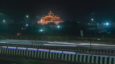 Delhi, Hindistan 'da Akshardham Mandir üzerinde trafik zamanı.