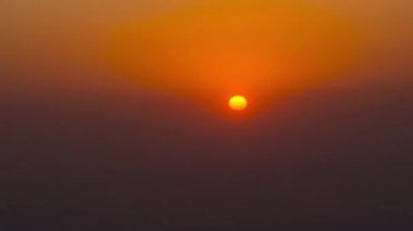 Hindistan 'da parlayan portakal rengi bir günbatımının zamanı.