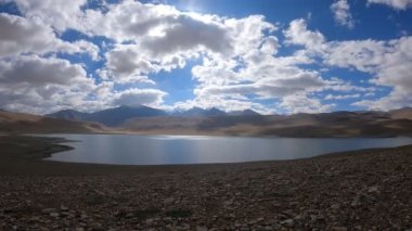 Bulutların zamanı zarif bir şekilde Ladakh, Hindistan 'daki Kyagar Tso üzerinde ilerliyor.