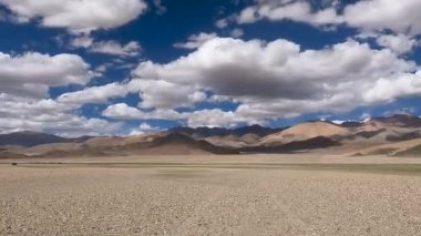 Bulutların ve gölgelerin zamanlaması Ladakh 'ın engebeli manzaralarının üzerinde