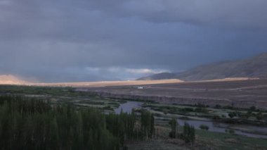 Gün ışığı danslarının ve Ladakh 'ın manzaralarının zamanı.