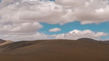 Bulutların ve gölgelerin zamanlaması Ladakh 'ın engebeli manzaralarının üzerinde