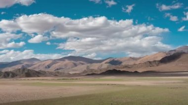 Bulutların ve gölgelerin zamanlaması Ladakh 'ın engebeli manzaralarının üzerinde
