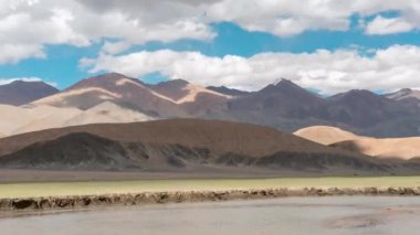Bulutların ve gölgelerin zamanlaması Ladakh 'ın engebeli manzaralarının üzerinde