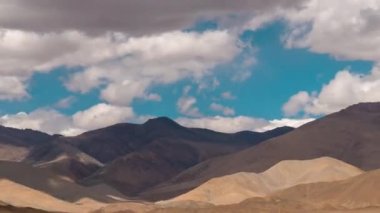 Bulutların ve gölgelerin zamanlaması Ladakh 'ın engebeli manzaralarının üzerinde