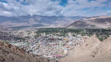 Bulutların ve gölgelerin zamanlaması Ladakh 'ın engebeli manzaralarının üzerinde
