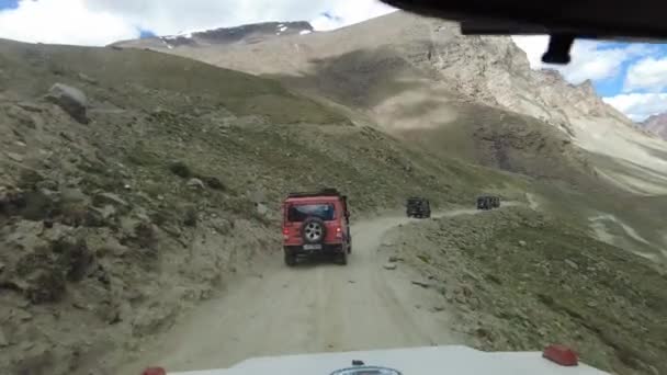 Conducir Suv Coche Camino Montaña Lado Las Montañas — Vídeos de Stock