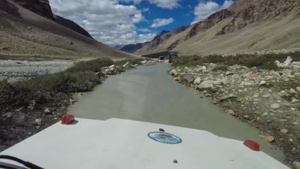 山の水の上を横断するSuv車 — ストック動画