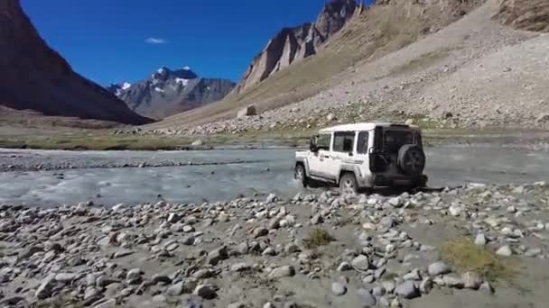 Suv Coche Cruzando Río Las Montañas — Vídeos de Stock