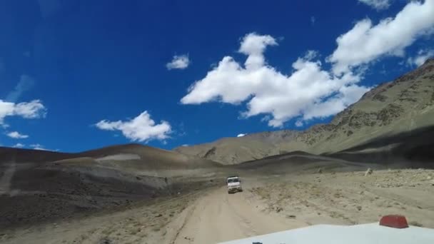 Κινηματογραφική Άποψη Της Οδήγησης Suv Στη Μέση Των Βουνών — Αρχείο Βίντεο