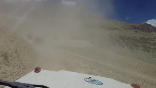 空気中の塵を吹き飛ばし 山道で前進するSuv車 — ストック動画