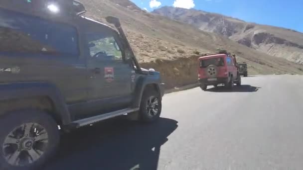 Zdjęcia Szybko Poruszającego Się Suv Górskiej Drodze — Wideo stockowe