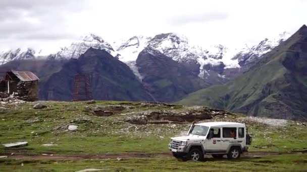 Tiro Coche Suv Blanco Conduciendo Una Carretera Montaña Ladakh — Vídeos de Stock