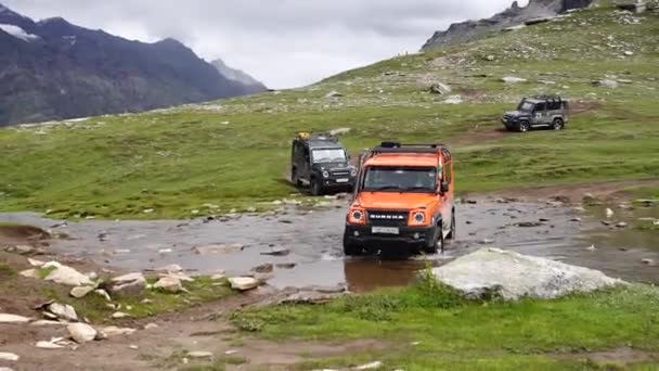 Naranja Gurkha Coche Moviéndose Sobre Agua Las Carreteras Montaña — Vídeos de Stock