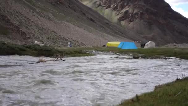 Camping Lado Del Río Lado Las Montañas — Vídeos de Stock