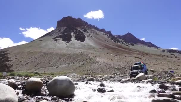 Filmación Suv Negro Cruzando Río Medio Las Montañas — Vídeos de Stock
