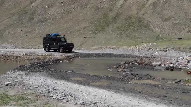 黑色越野车在水面上行驶 使水花四溅 — 图库视频影像