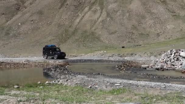 Negro Coche Gurkha Moviéndose Sobre Agua Carreteras Montaña — Vídeos de Stock