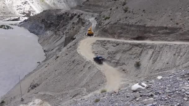 Jcb Nin Dağ Yolunda Çekilmiş Görüntüleri Yolda Siyah Bir Suv — Stok video
