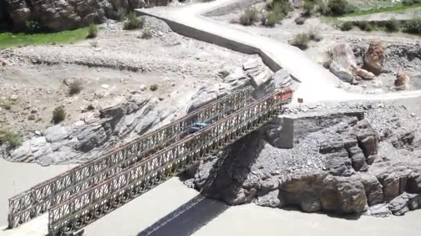 Mobil Suv Hitam Dan Jingga Menyeberangi Jembatan Atas Sungai — Stok Video