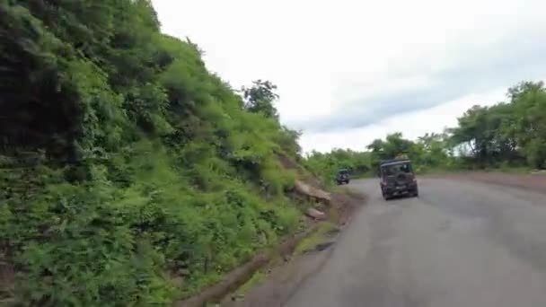 越野车在山路行驶的影像 — 图库视频影像