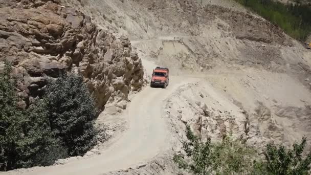 Naranja Suv Coche Moviéndose Lentamente Carretera Montaña — Vídeos de Stock