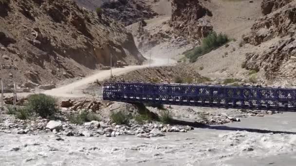 银车过河过桥的电影镜头 — 图库视频影像