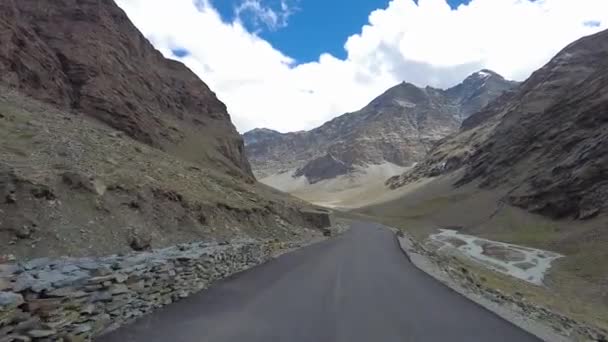 Fotografía Cinematográfica Camino Vacío Relajantes Montañas Ladakh — Vídeos de Stock