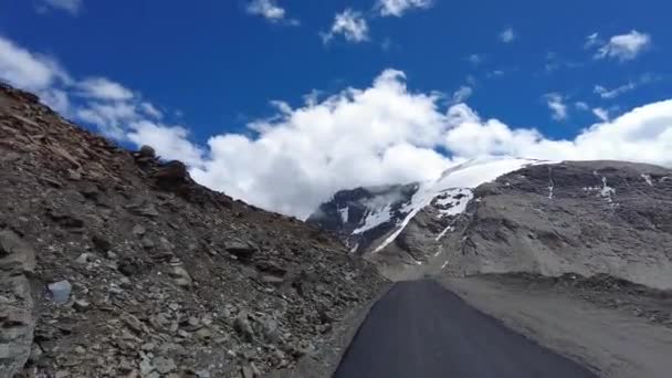 Sorprendente Vista Montaña Nevada Con Nubes Sobre Ella — Vídeos de Stock