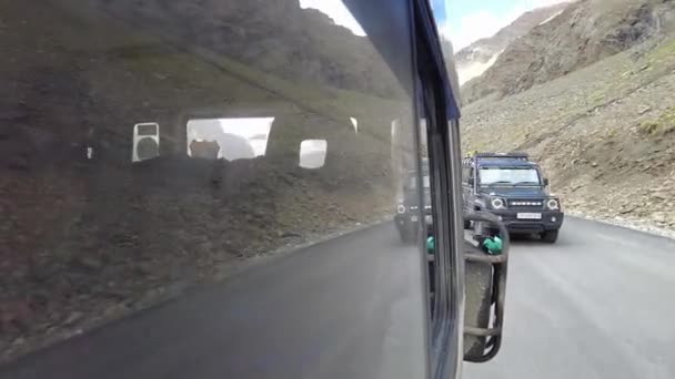 Fotografía Cinematográfica Coches Suv Negros Conduciendo Una Carretera Montaña — Vídeo de stock