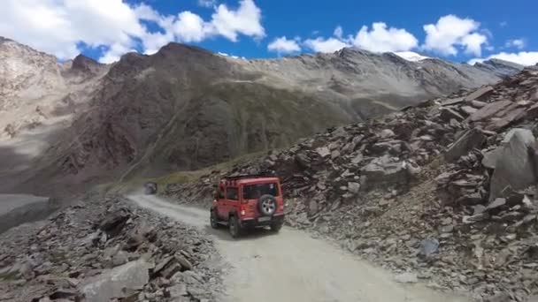 Fotografía Cinematográfica Suv Coche Conduciendo Una Carretera Montaña Mientras Las — Vídeos de Stock
