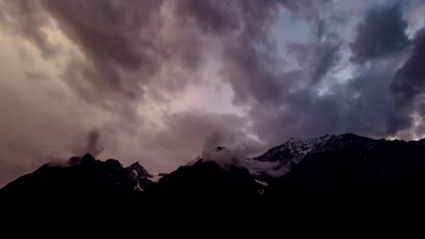 Hermosos Colores Nocturnos Montañas Sobre Nubes Brumosas Himalayas India — Vídeos de Stock