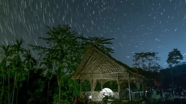 Timelapse Star Trail Sobre Casa Bambu Nagaland — Vídeo de Stock