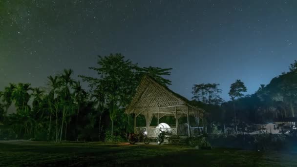 Casa Bambú Bajo Noche Estrellada Norte Timelapse — Vídeo de stock
