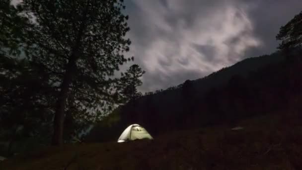 在乌云密布的夜色中露营的时间 — 图库视频影像