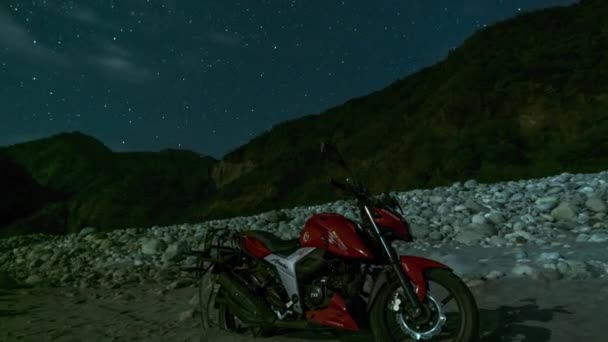 Arunachal Bir Motosiklet Üzerinde Kuzey Yıldızı Takibi Zamanı — Stok video