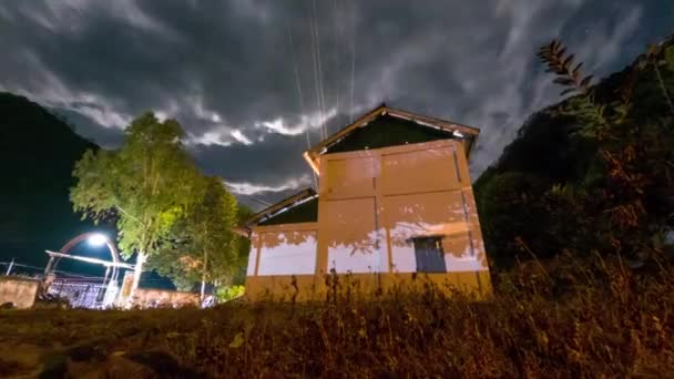 Cronologia Nopții Înnorate Peste Casă Arunachal — Videoclip de stoc