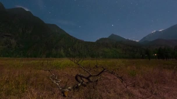 夜空在群山中穿行 流连忘返 — 图库视频影像
