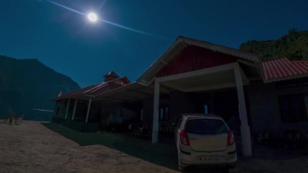 Timelapse Luna Sobre Una Casa Arunachal — Vídeos de Stock