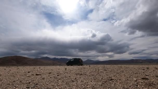 Felhők Kecsesen Mozognak Egy Autó Felett Ladakh Lenyűgöző Tájai Között — Stock videók