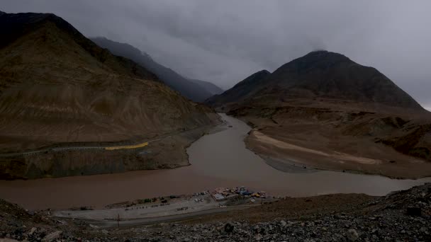 Timelapse Över Sammanflödet Indus Och Zanskar Floder Ladakh — Stockvideo