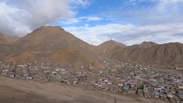 Timelapse Nuvens Movem Graciosamente Sobre Cidade Leh Ladakh Índia — Vídeo de Stock