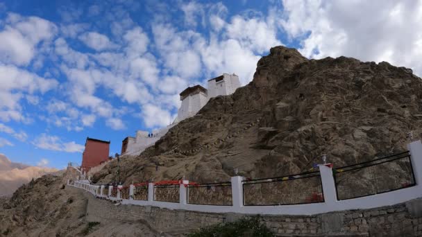 Timelapse Nuvole Con Grazia Spostare Sopra Namgyal Tsemo Monastero — Video Stock